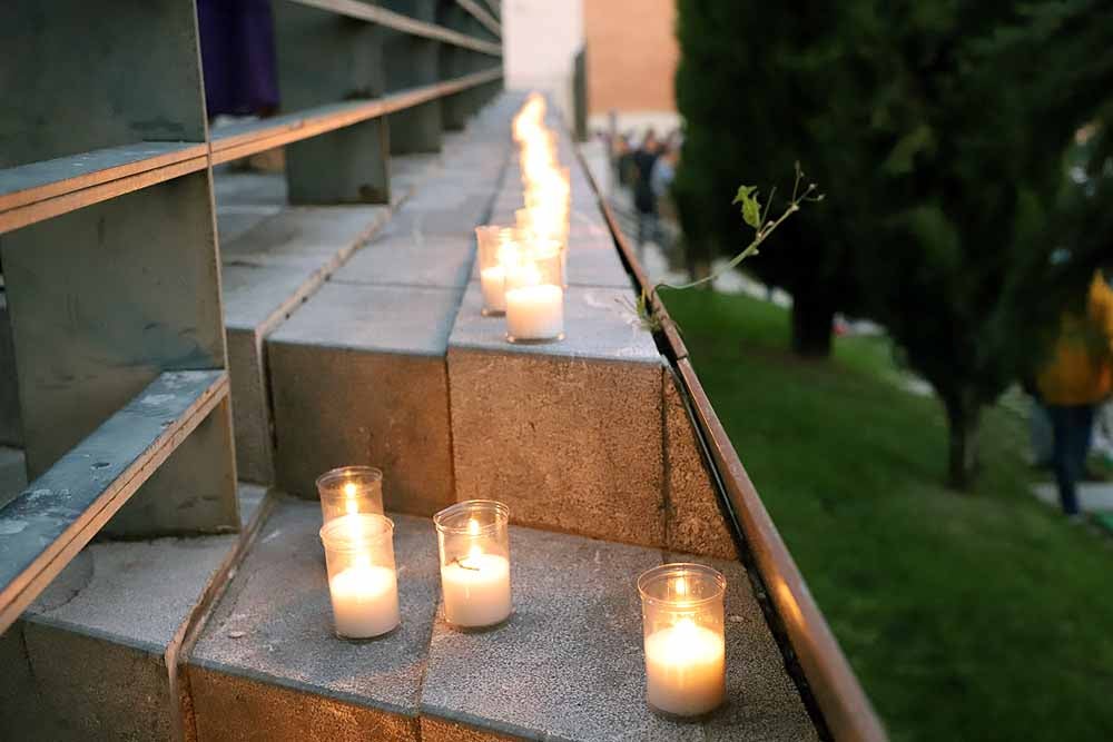 Un total de 15.000 velas han alumbrado el casco histórico de Burgos