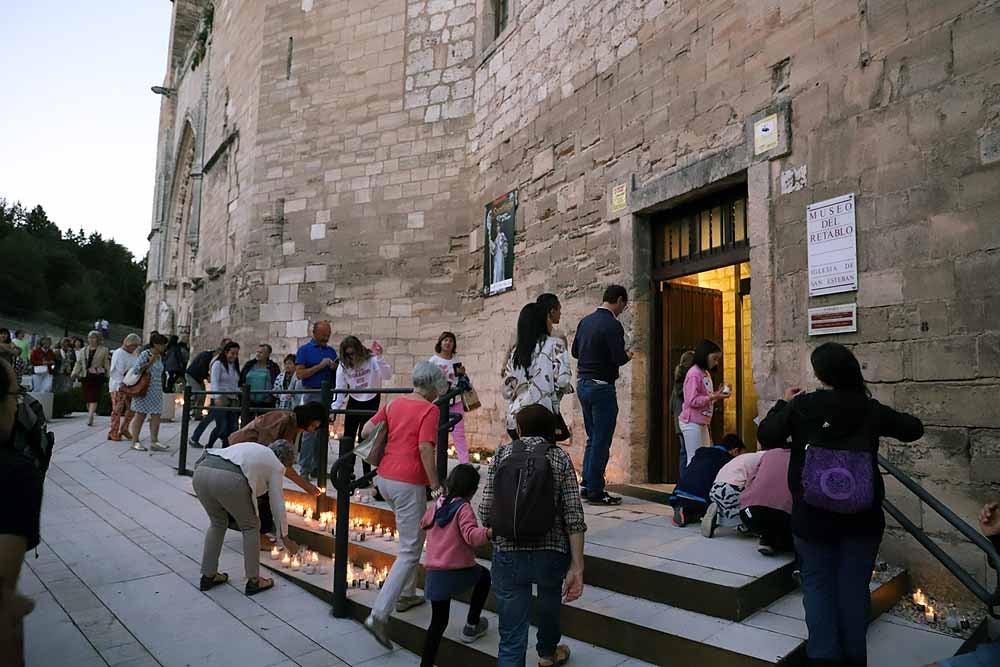 Un total de 15.000 velas han alumbrado el casco histórico de Burgos