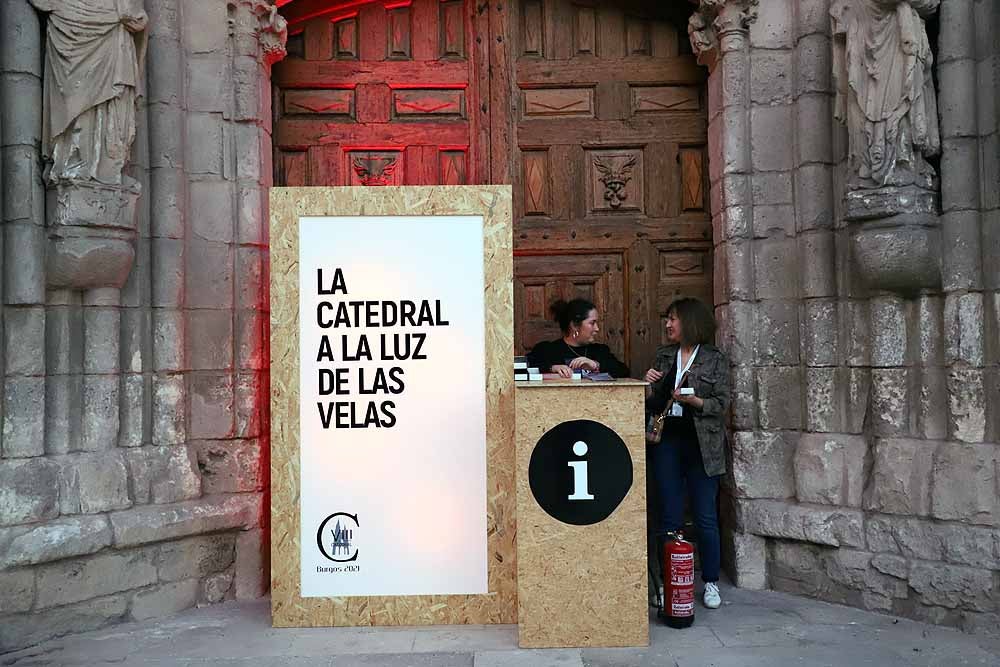 Un total de 15.000 velas han alumbrado el casco histórico de Burgos