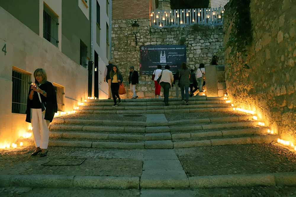 Un total de 15.000 velas han alumbrado el casco histórico de Burgos