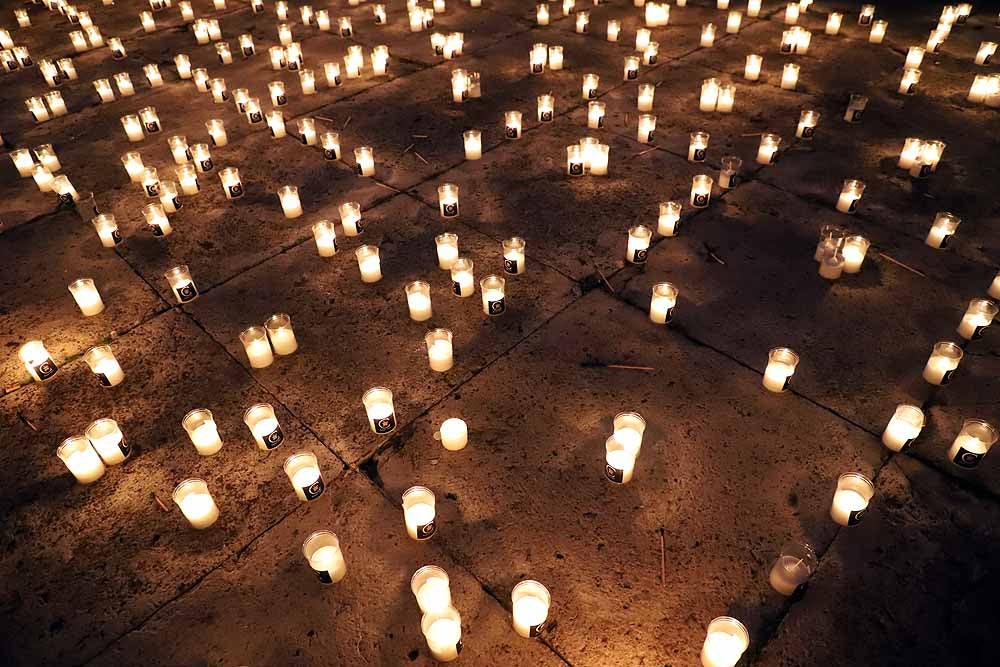 Un total de 15.000 velas han alumbrado el casco histórico de Burgos