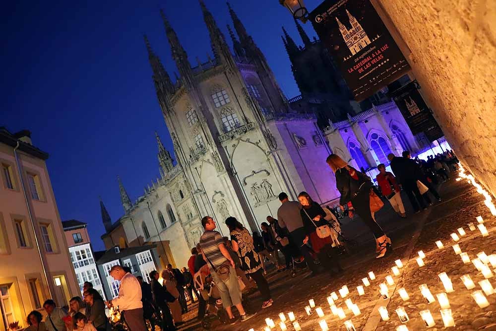 Un total de 15.000 velas han alumbrado el casco histórico de Burgos