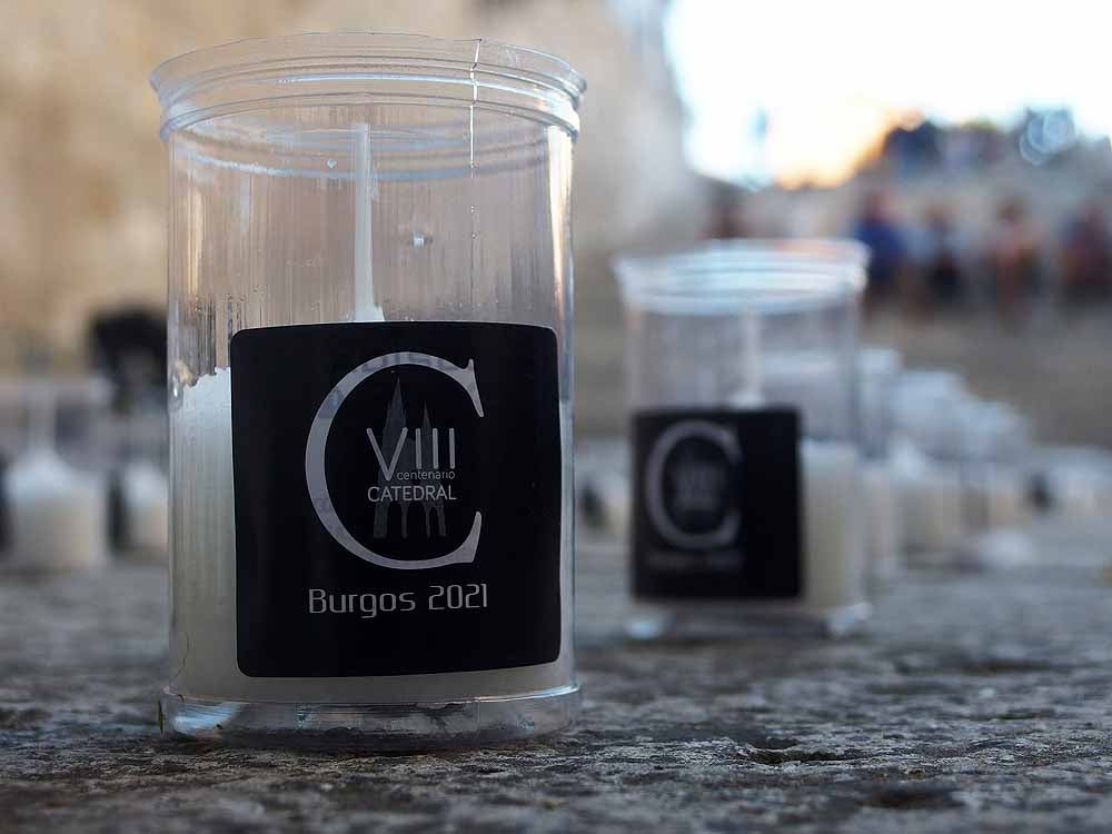 Un total de 15.000 velas han alumbrado el casco histórico de Burgos