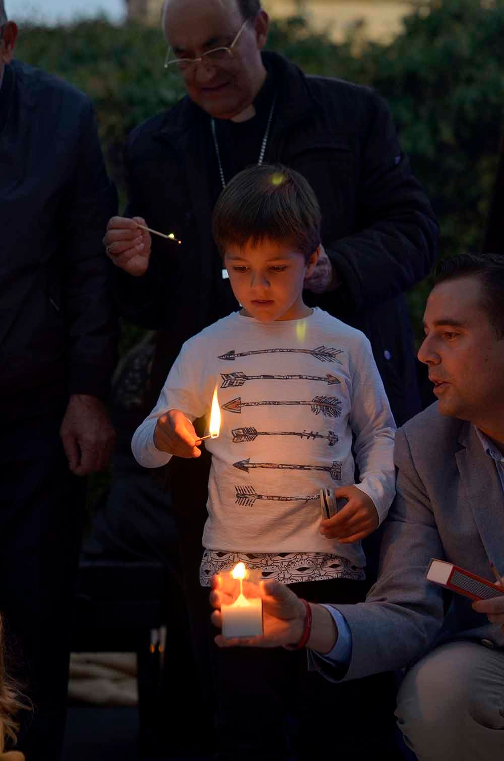 Un total de 15.000 velas han alumbrado el casco histórico de Burgos