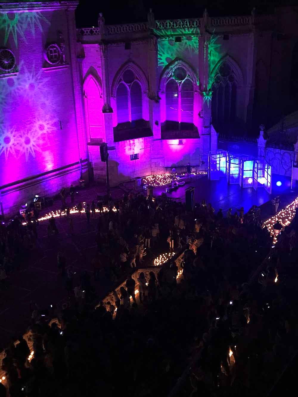 Un total de 15.000 velas han alumbrado el casco histórico de Burgos