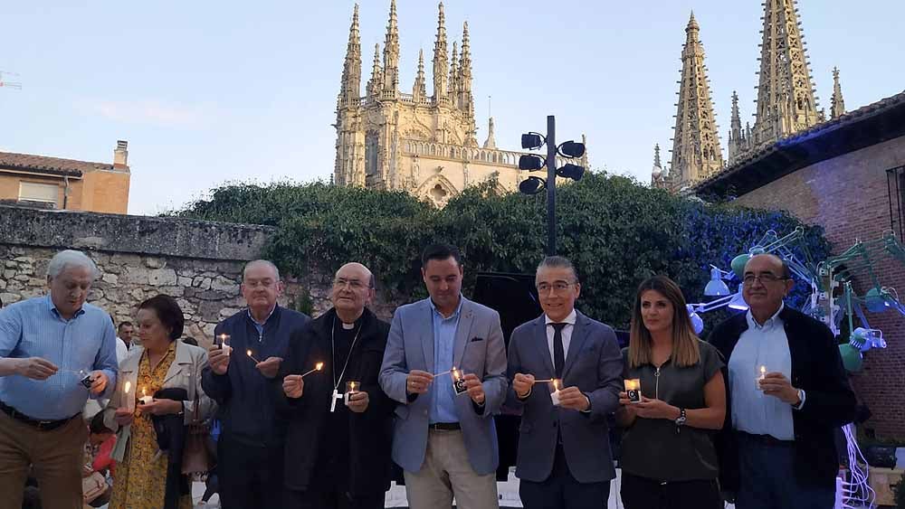 Un total de 15.000 velas han alumbrado el casco histórico de Burgos