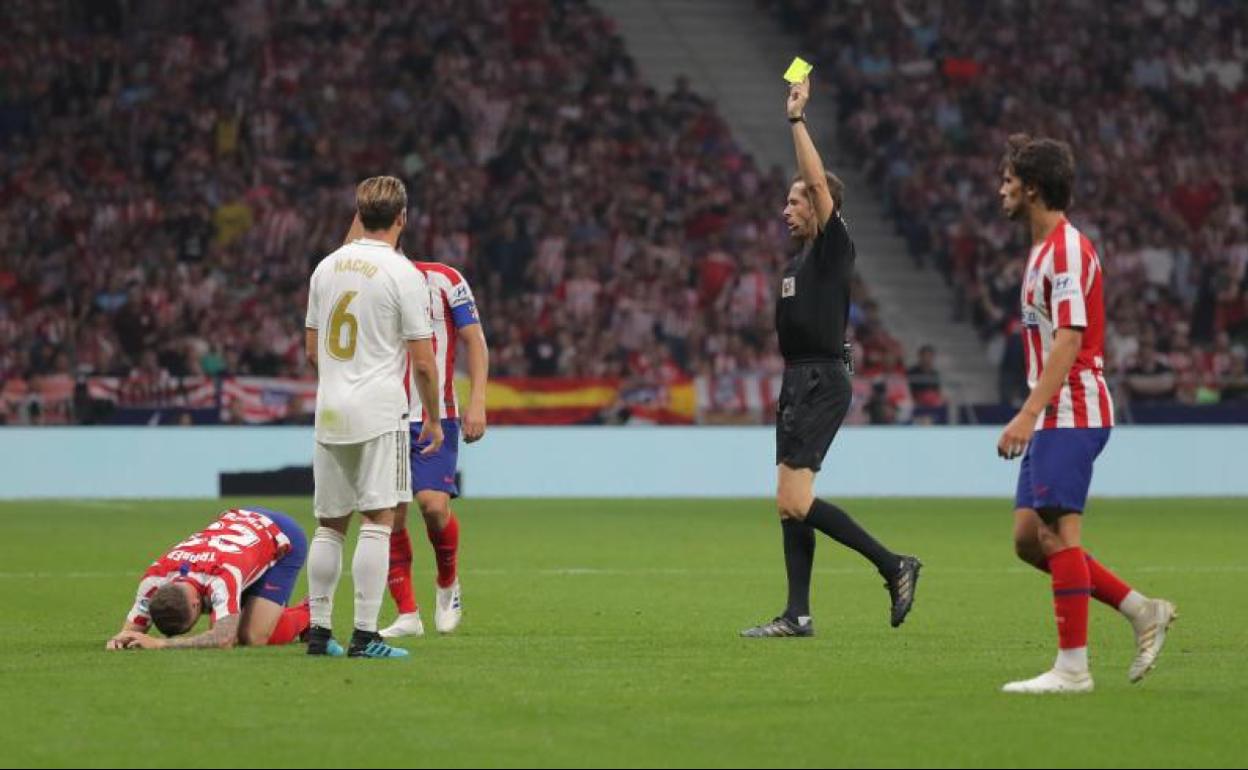 González González muestra la tarjeta amarilla a Nacho.