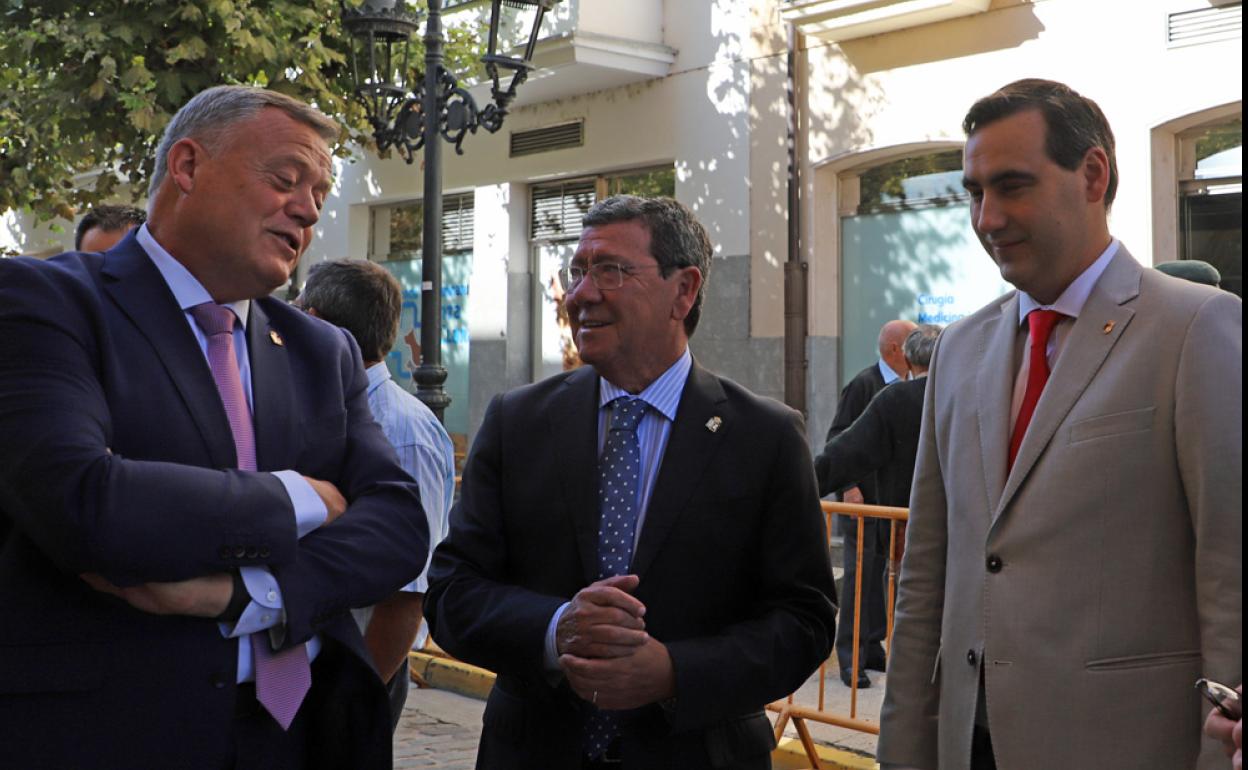 El vicepresidente primero, Lorenzo Rodríguez, y el presidente César Rico, con el alcalde de Briviesca, Álvaro Morales