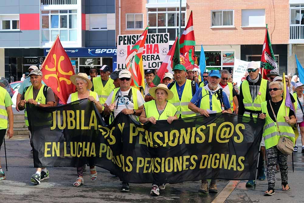 Los pensionistas de la Columna Norte que se están desplazando a pie a Madrid desde Bilbao para participar el 16 de octubre en la movilización en Defensa del Sistema Público de Pensiones ha llegado esta mañana a Burgos y ha recibido el apoyo de la Coordinadora de Pensionistas burgalesa.