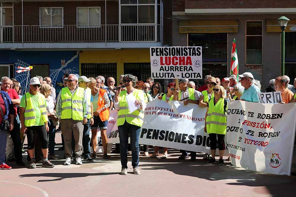 Los pensionistas de la Columna Norte que se están desplazando a pie a Madrid desde Bilbao para participar el 16 de octubre en la movilización en Defensa del Sistema Público de Pensiones ha llegado esta mañana a Burgos y ha recibido el apoyo de la Coordinadora de Pensionistas burgalesa.