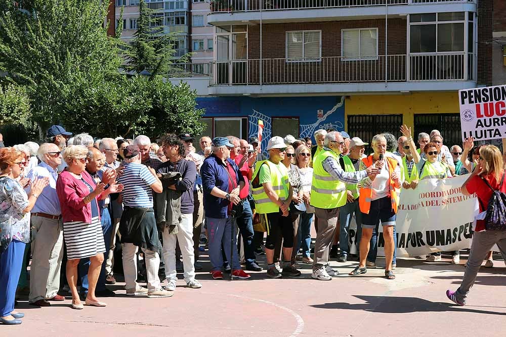 Los pensionistas de la Columna Norte que se están desplazando a pie a Madrid desde Bilbao para participar el 16 de octubre en la movilización en Defensa del Sistema Público de Pensiones ha llegado esta mañana a Burgos y ha recibido el apoyo de la Coordinadora de Pensionistas burgalesa.