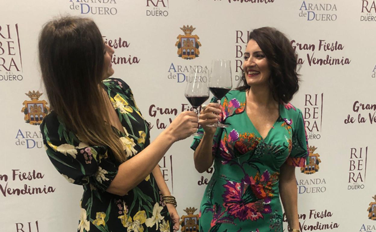 Las actrices Lucía Jiménez, nombrada Ribereña del Año, y Silvia Abril, designada embajadora de la DO Ribera del Duero, durante la Fiesta de la Vendimia. 