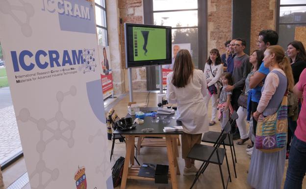 Marie Curie, del ICCRAM, realizó presentaciones de nanotecnología y nanomedicina. 