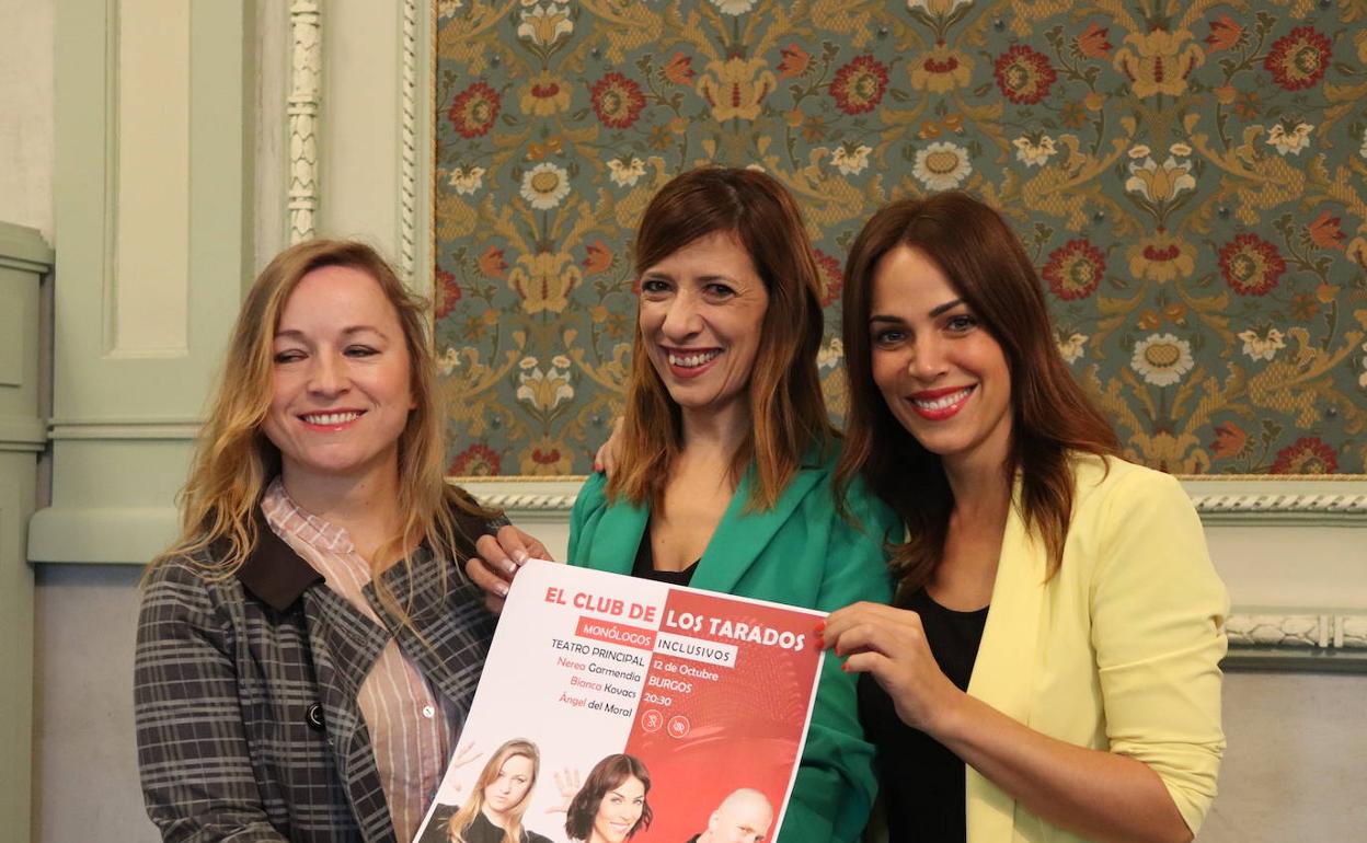 Las actrices Bianca Kovacs (izquierda) y Nerea Garmendia (derecha), junto a la presidenta del Instituto Municipal de Cultura (IMC), Nuria Barrio (centro).