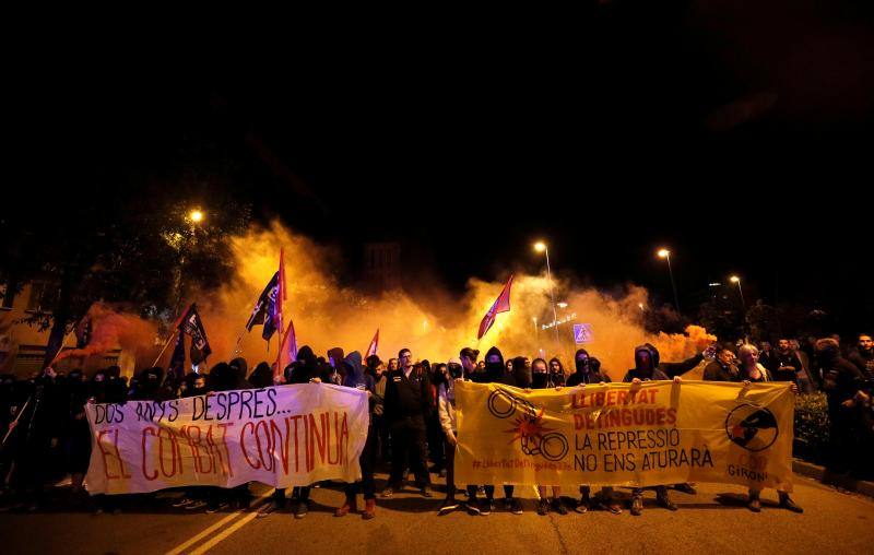 Unos 300 independentistas se han concentrado a primera hora de la mañana frente al cuartel de la Guardia Civil de Girona, convocados por diversas organizaciones con motivo del segundo aniversario del 1-O.