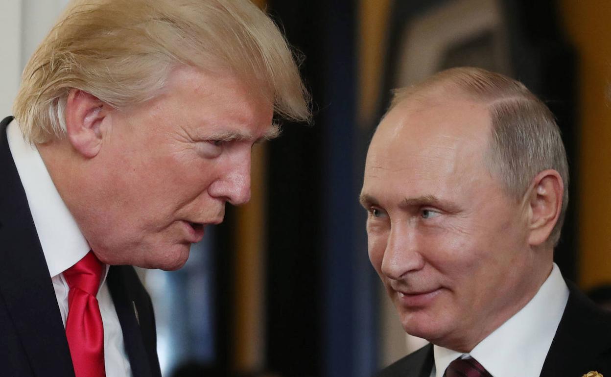 Donald Trump, presidente de Estados Unidos, hablando con el presidente ruso; Vladimir Putin. 