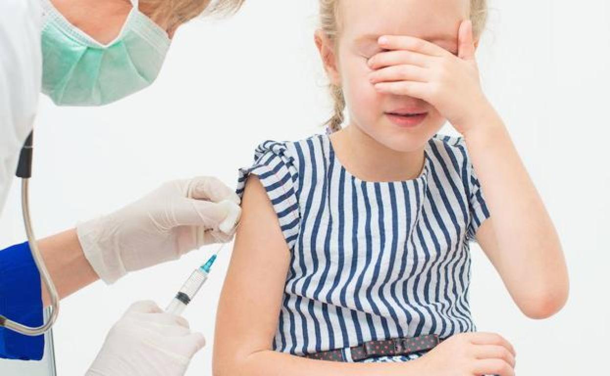 La nueva vacuna frente a la meningitis: plazos y dudas