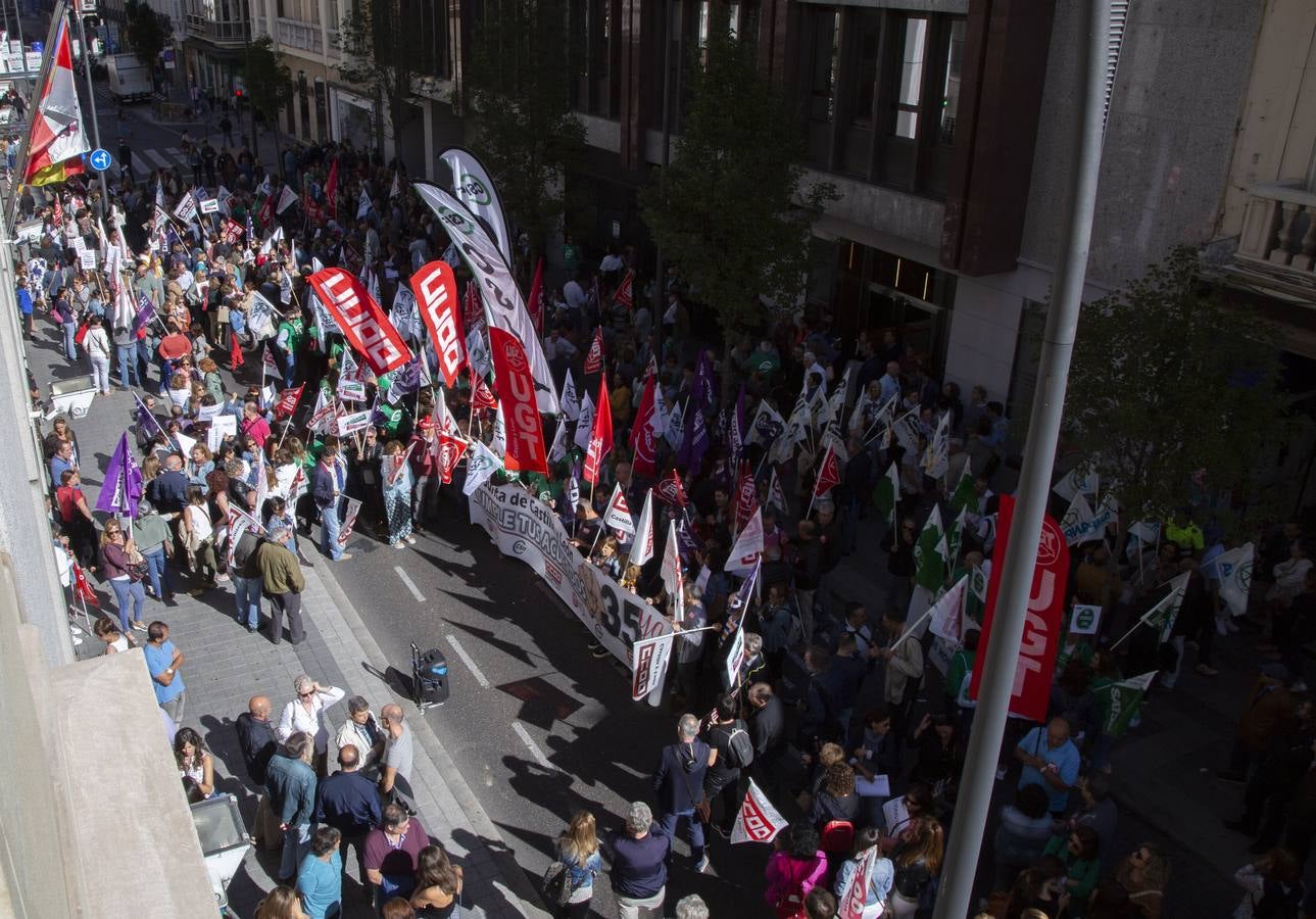 Fotos: Concentración de funcionarios en Valladolid por la jornada semanal de 35 horas