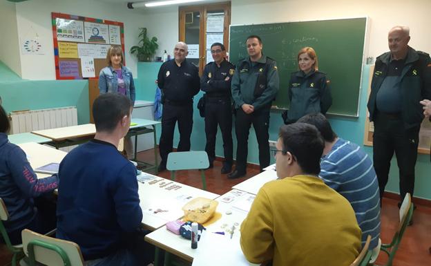 Miembros de las Fuerzas y Cuerpo de Seguridad del Estado con alumnos del centro. 