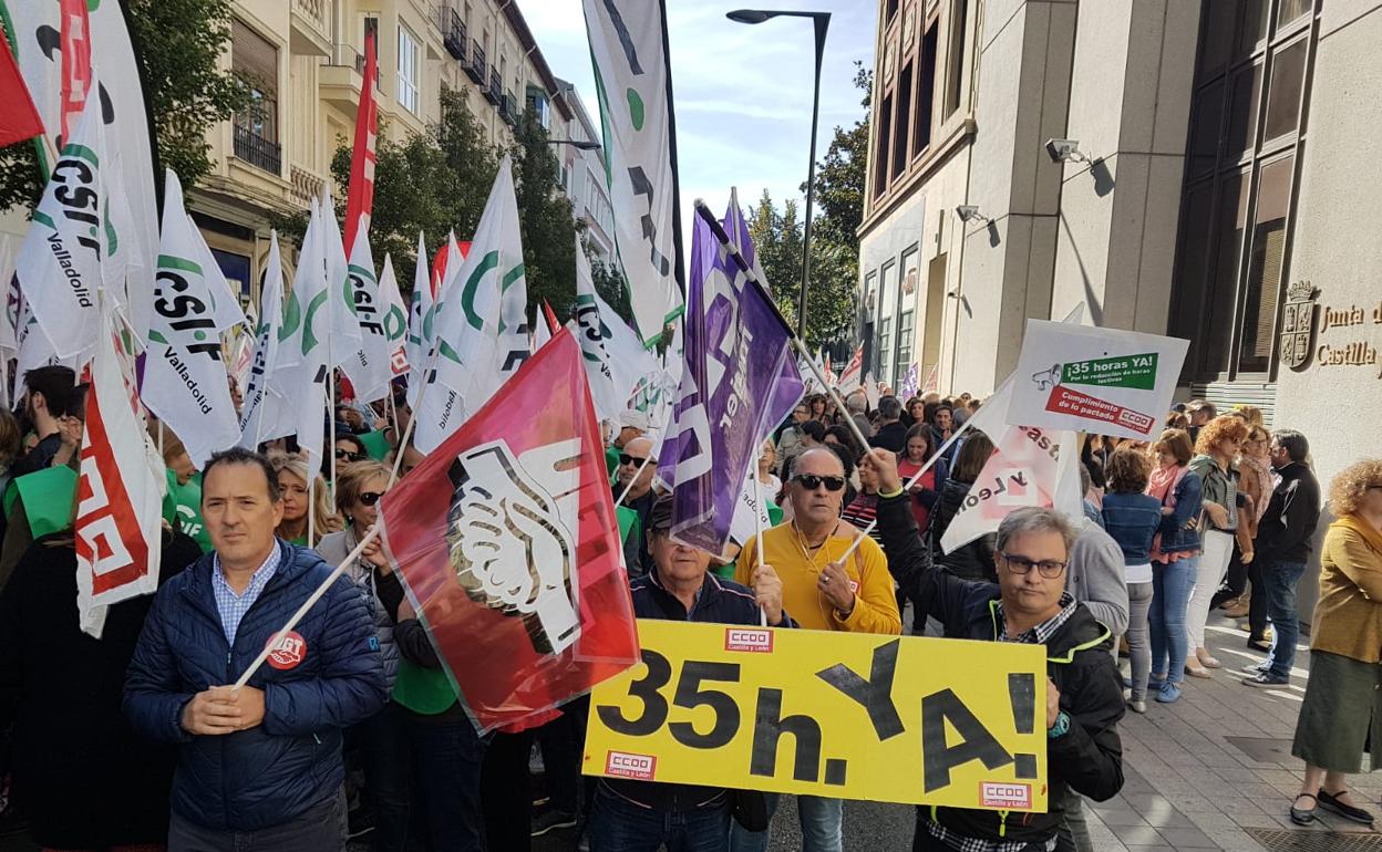 Los funcionarios salen a la calle por las 35 horas: «Mañueco, nos tienes hasta el zueco»