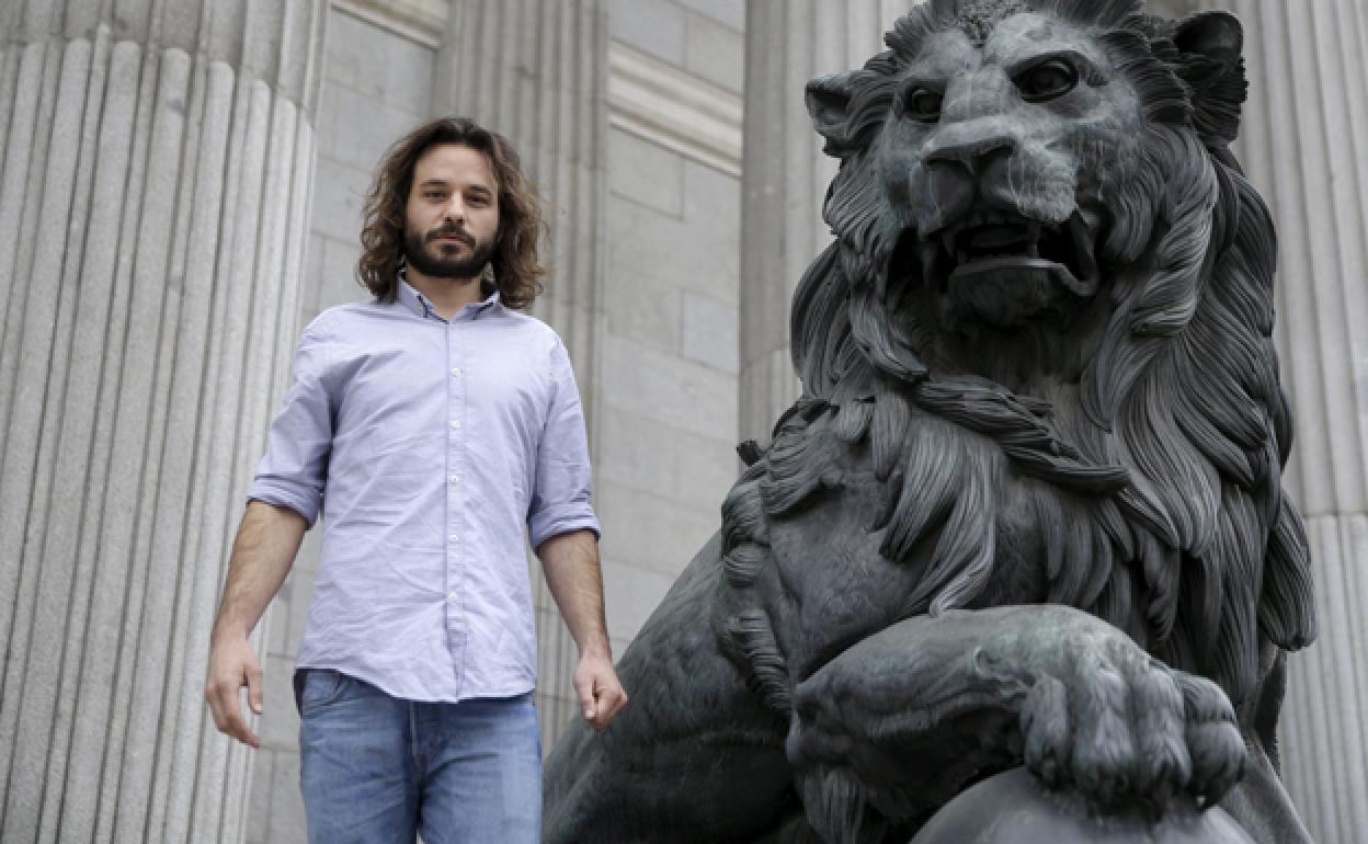 Imagen del archivo del exdiputado Miguel Vila, posando ante el congreso de los Diputados. 