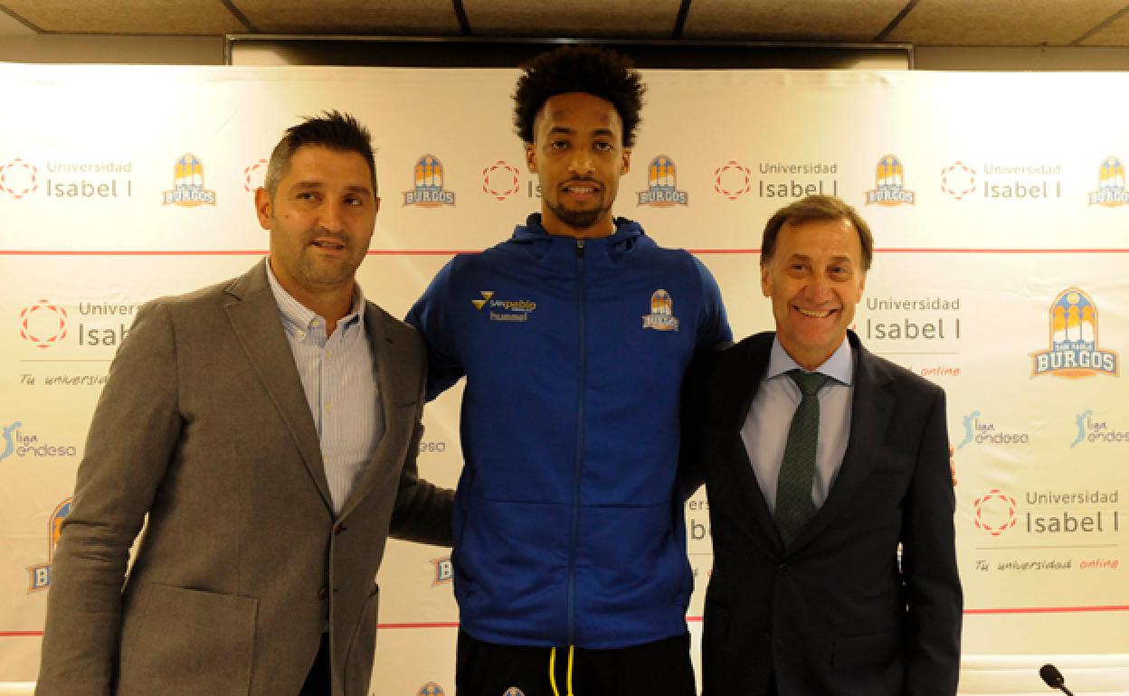 De izda. a dcha. el director deportivo y gerente del club castellano, Albano Martínez, en el centro el jugador Jean-Pierre Tokoto y el rector de la Universidad Isabel I Alberto Gómez Barahona.