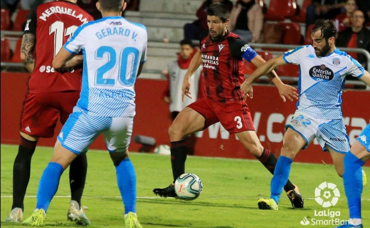 Kijera con el balón ante el Lugo