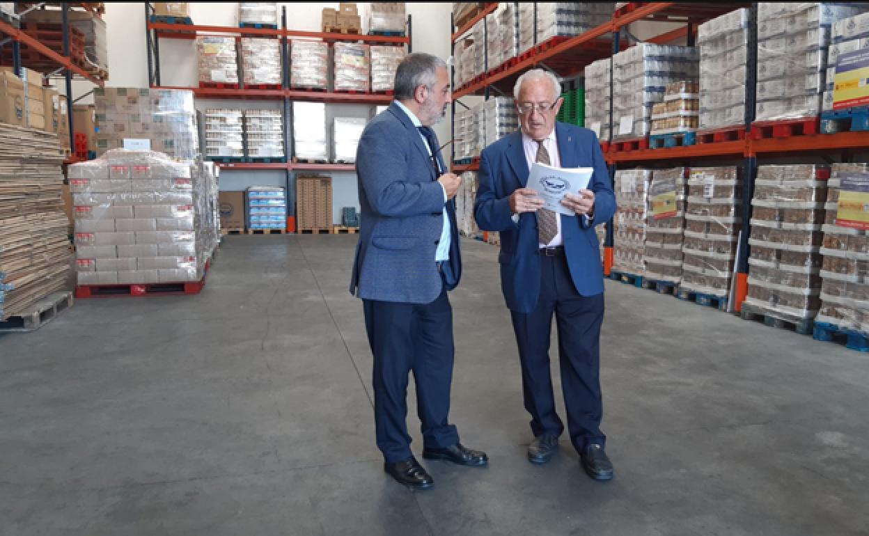 Pedro de la Fuente y Miguel Ángel López Santaolalla, durante su visita a un centro de distribución. 