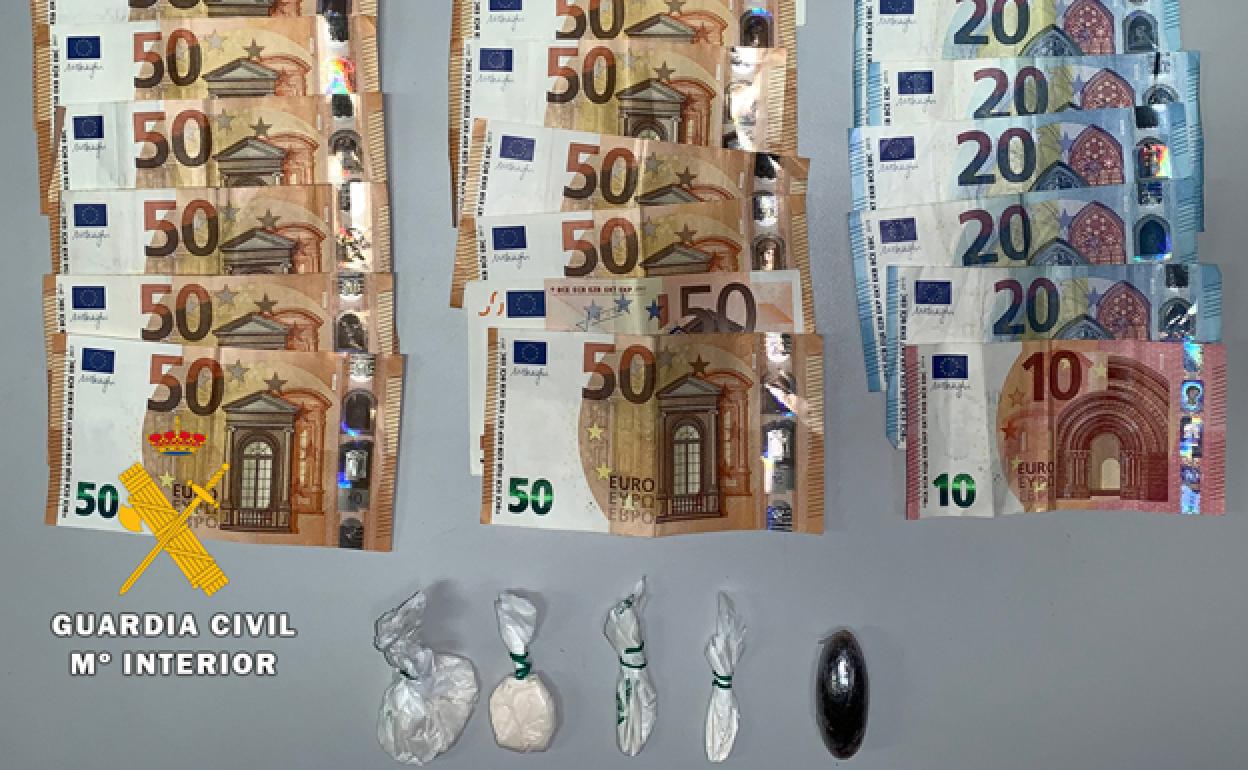 Dinero y droga aprehendido al detenido. 