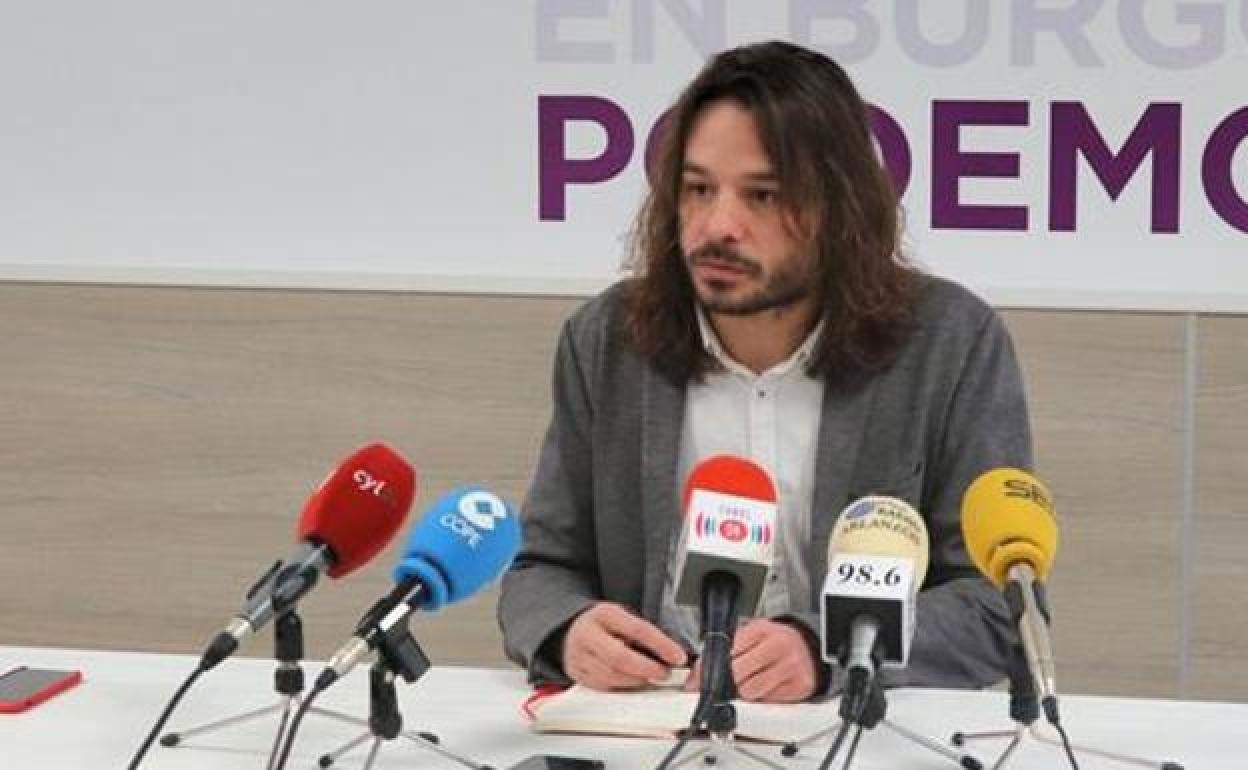 Miguel Vila durante una rueda de prensa en la sede de Podemos en Burgos. 