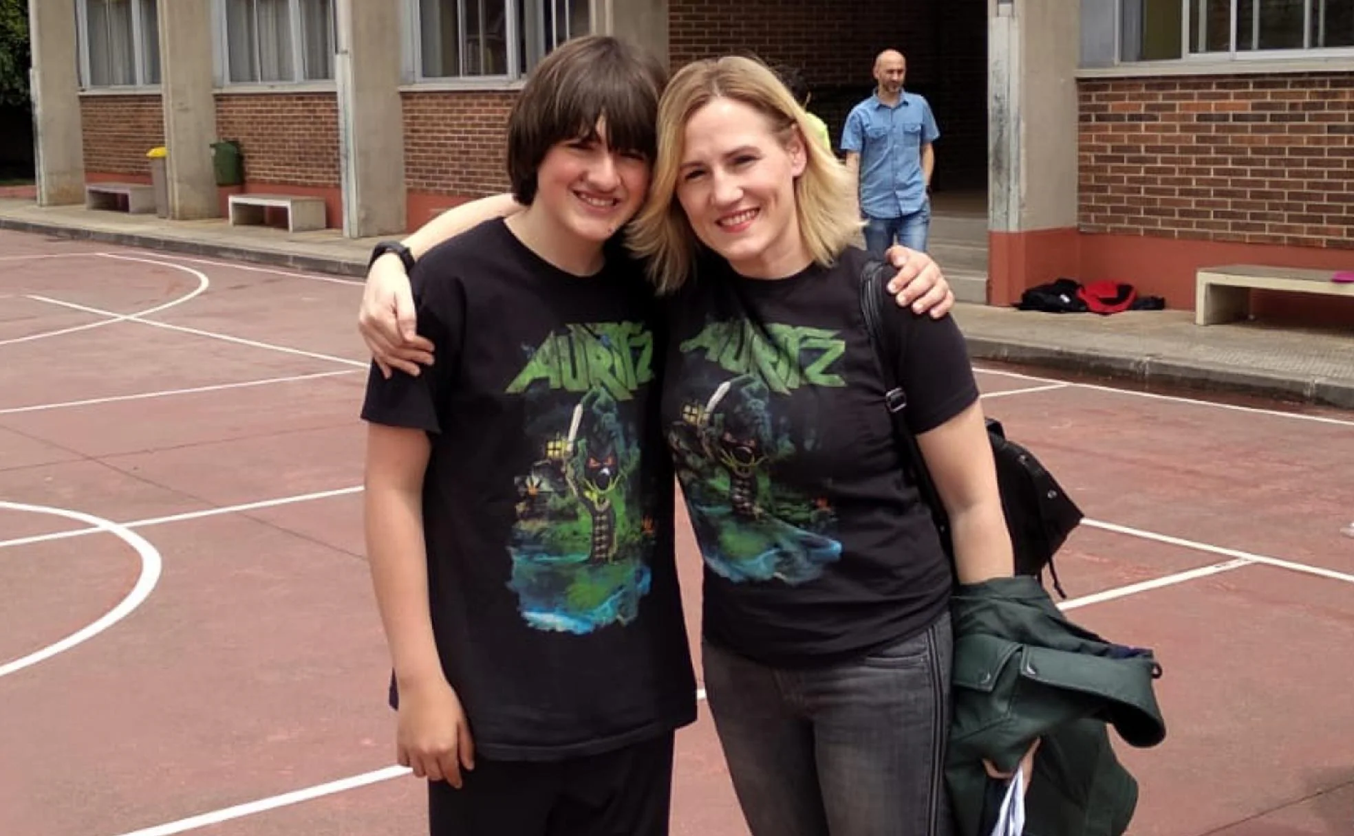 Ugaitz junto a su madre Mónica en el colegio de Villasana de Mena donde ahora cursa sus estudios. 