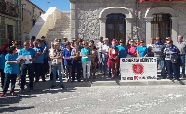 Decenas de personas se han dado cita en la Plaza Mayor de Olombrada.