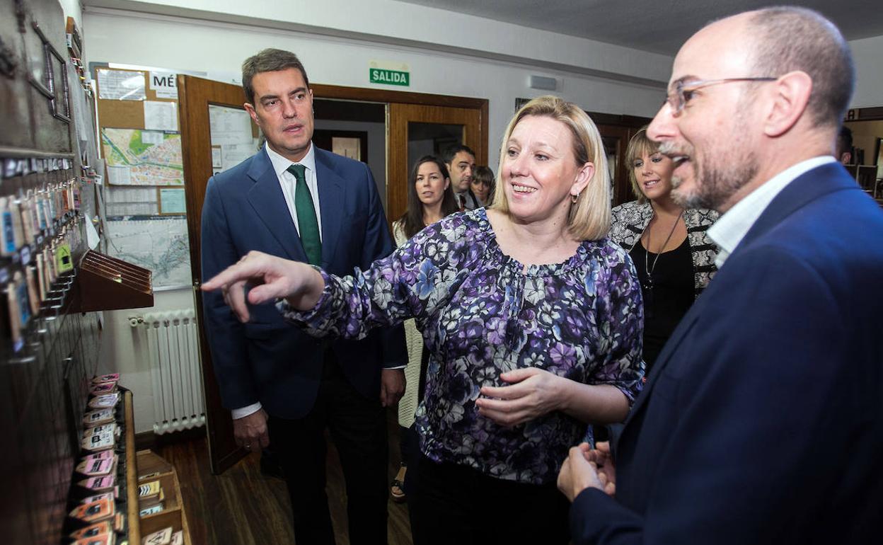 Ángel Ibáñez, consejero de la Presidencia, e Isabel Blanco, consejera de Familia, durante su visita a la Fundación Candeal-Proyecto Hombre. 