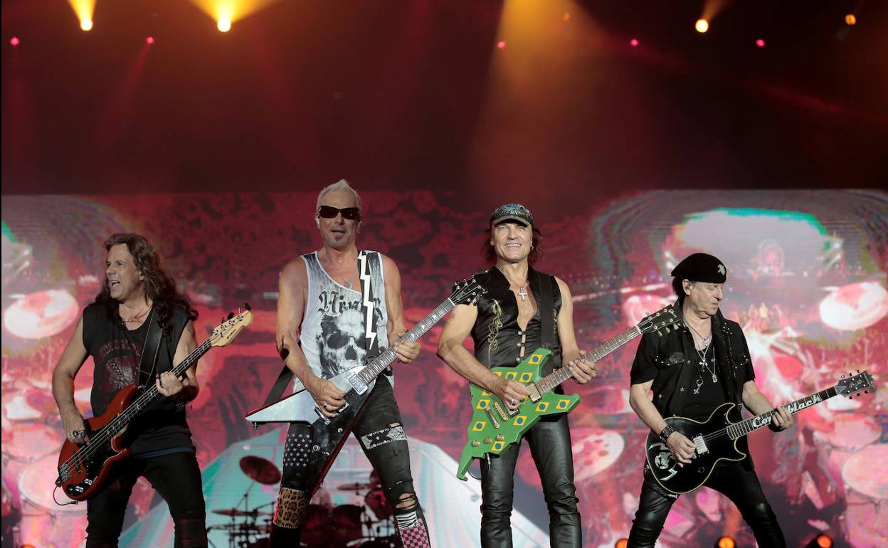 La banda Scorpions, en pleno concierto. 