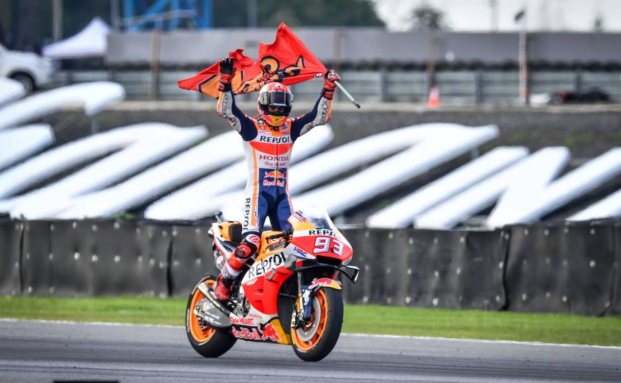 Marc Márquez celebrando su victoria en Buriram, Tailandia.