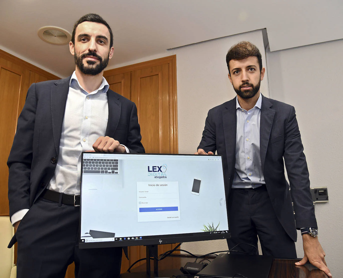 Ricardo Peña (d) y Arturo Maeso (i), dos jóvenes abogados burgaleses que desarrollan una Legaltech que automatiza a través de una plataforma la creación de la documentación legal necesaria en los procesos jurídicos. 