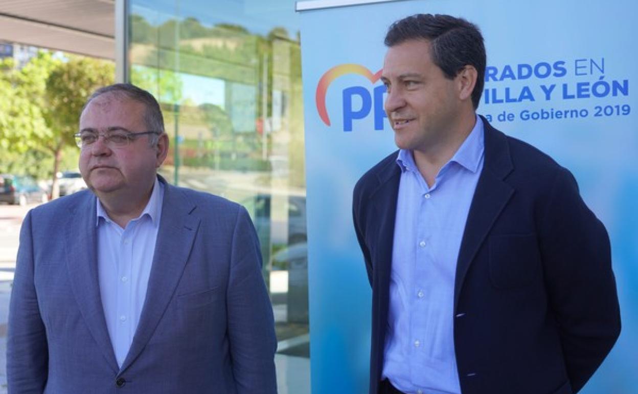 El portavoz autonomico de Sanidad del PP, Alejandro Vázquez (izq), junto con el portavoz del grupo parlamentario popular, Raúl de la Hoz, el pasado mes de mayo.