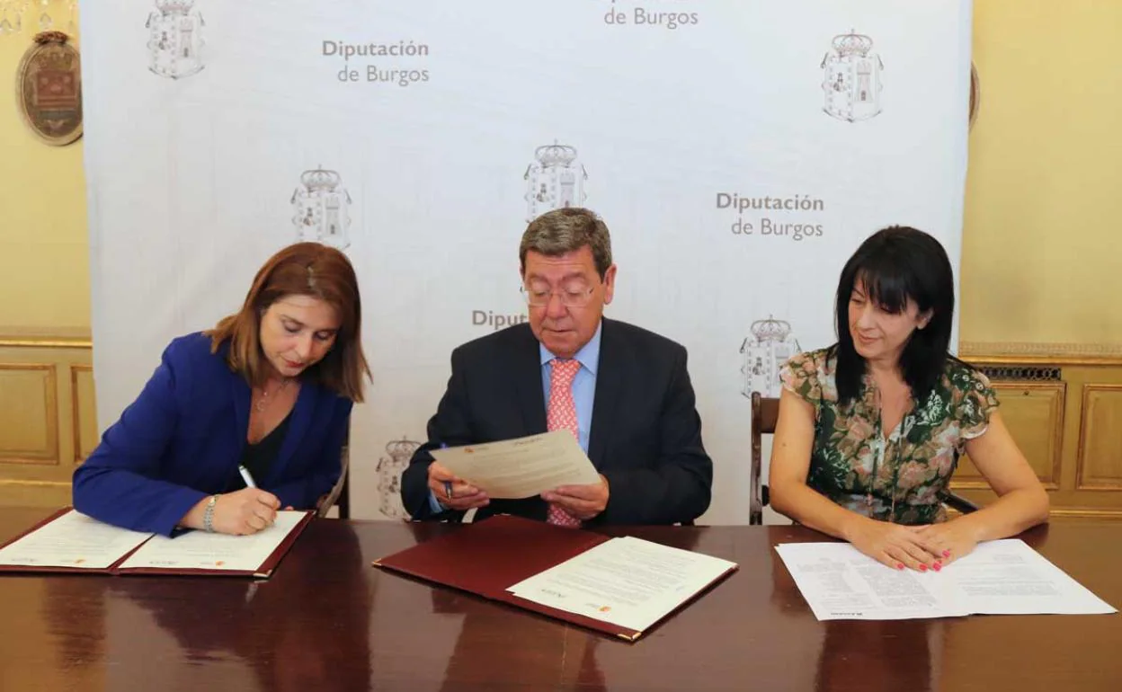 El presidente de la Diputación, César Rico, firma el convenio con Olga Aguilar, representante de Accem. 