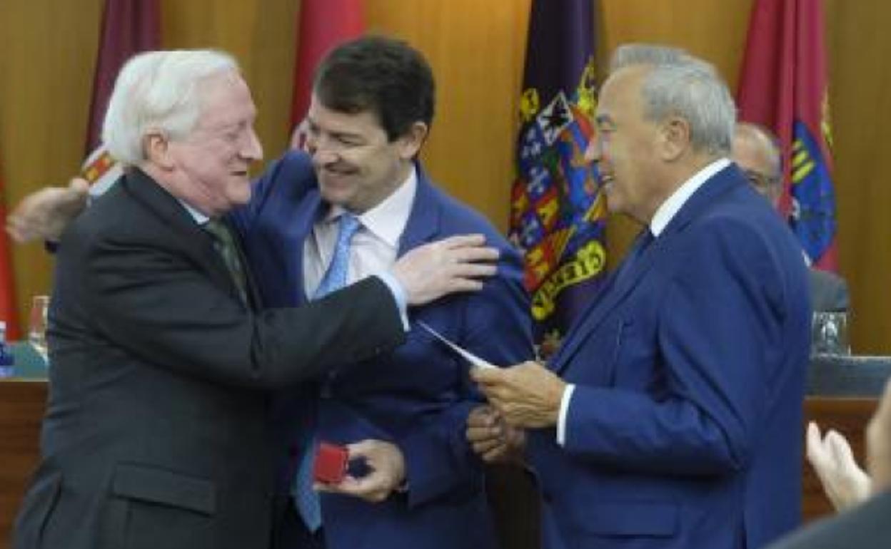 El presidente de la Junta de la Junta, Alfonso Fernández Mañueco (C), felicita al nuevo presidente del Consejo de Cámaras de Castilla y León, Antonio Méndez Pozo (I), en presencia del presidente saliente, Fernando Escobillas.