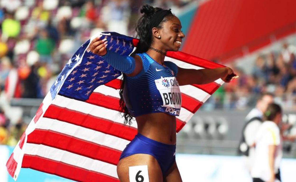 Brittany Brown celebra su plata en Doha en los 200 metros lisos.