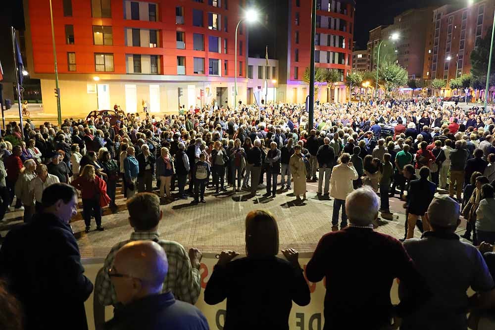 Alrededor de 2.000 burgaleses se han manifestado este martes contra la decisión de cerrar los PAC de Gamonal y San Agustín para unificarlos en el Divino Valles