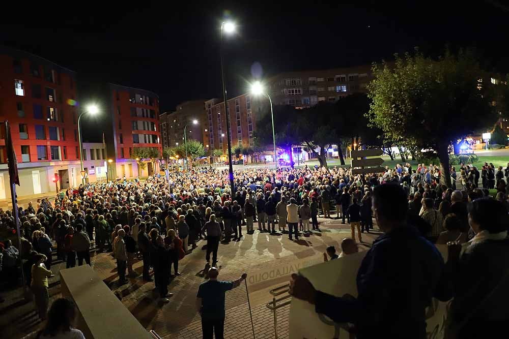 Alrededor de 2.000 burgaleses se han manifestado este martes contra la decisión de cerrar los PAC de Gamonal y San Agustín para unificarlos en el Divino Valles