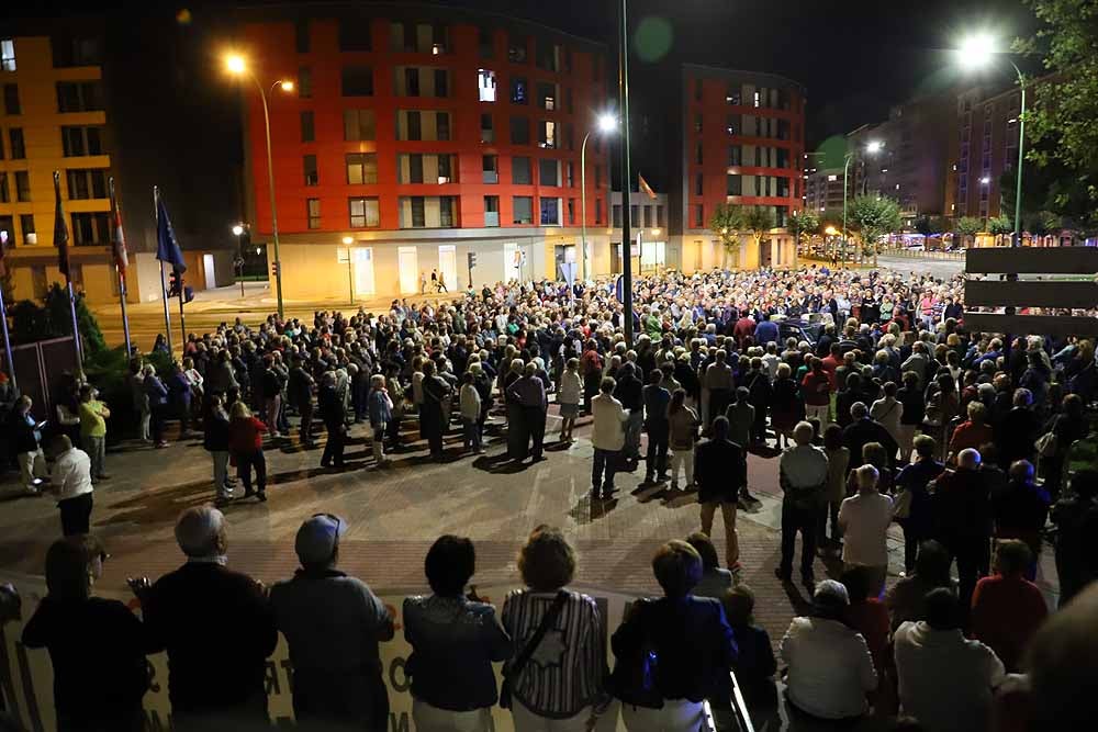 Alrededor de 2.000 burgaleses se han manifestado este martes contra la decisión de cerrar los PAC de Gamonal y San Agustín para unificarlos en el Divino Valles