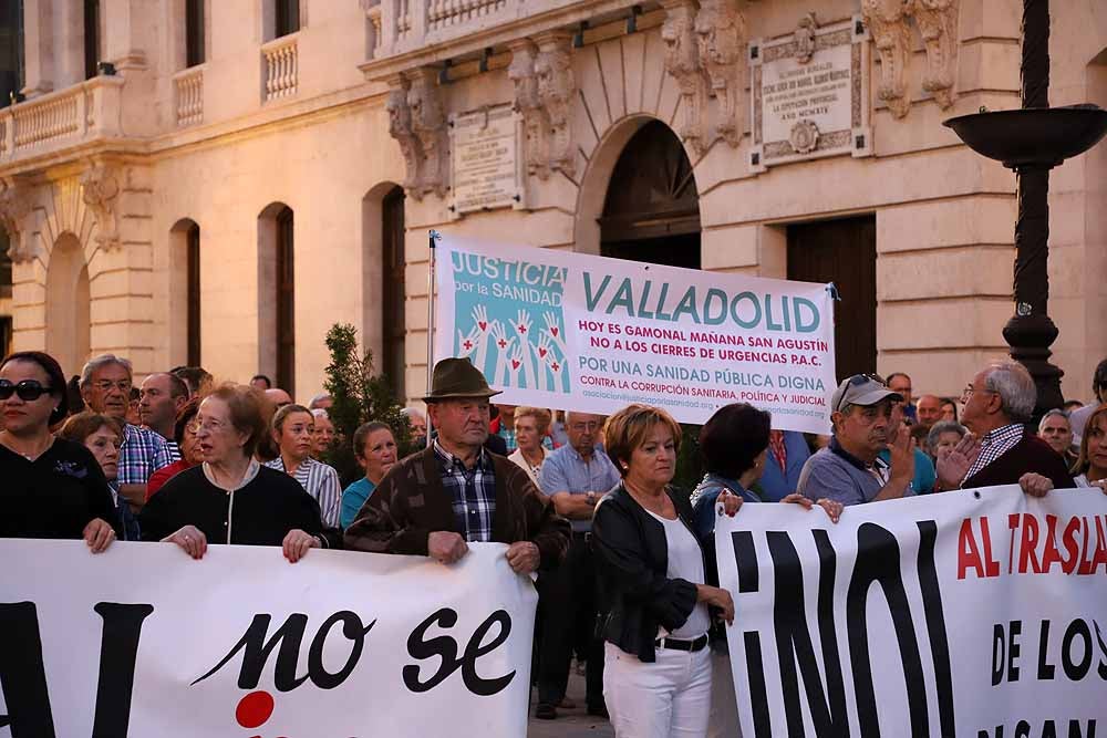 Alrededor de 2.000 burgaleses se han manifestado este martes contra la decisión de cerrar los PAC de Gamonal y San Agustín para unificarlos en el Divino Valles