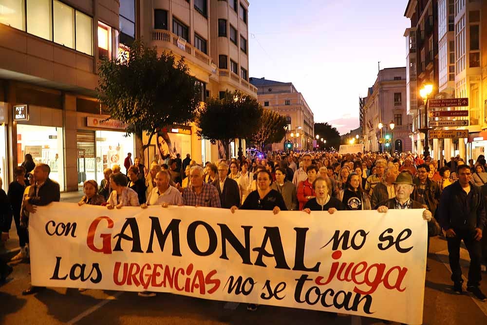 Alrededor de 2.000 burgaleses se han manifestado este martes contra la decisión de cerrar los PAC de Gamonal y San Agustín para unificarlos en el Divino Valles