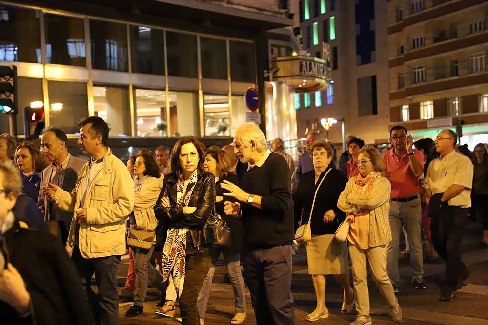 Alrededor de 2.000 burgaleses se han manifestado este martes contra la decisión de cerrar los PAC de Gamonal y San Agustín para unificarlos en el Divino Valles