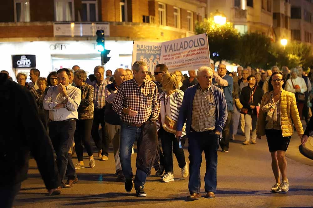 Alrededor de 2.000 burgaleses se han manifestado este martes contra la decisión de cerrar los PAC de Gamonal y San Agustín para unificarlos en el Divino Valles