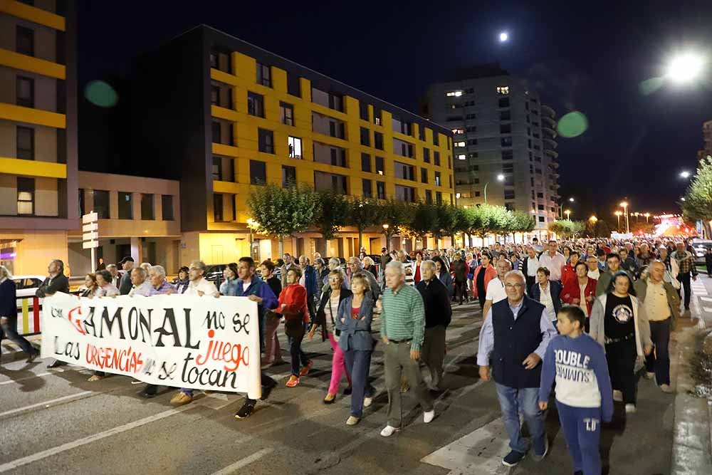 Alrededor de 2.000 burgaleses se han manifestado este martes contra la decisión de cerrar los PAC de Gamonal y San Agustín para unificarlos en el Divino Valles