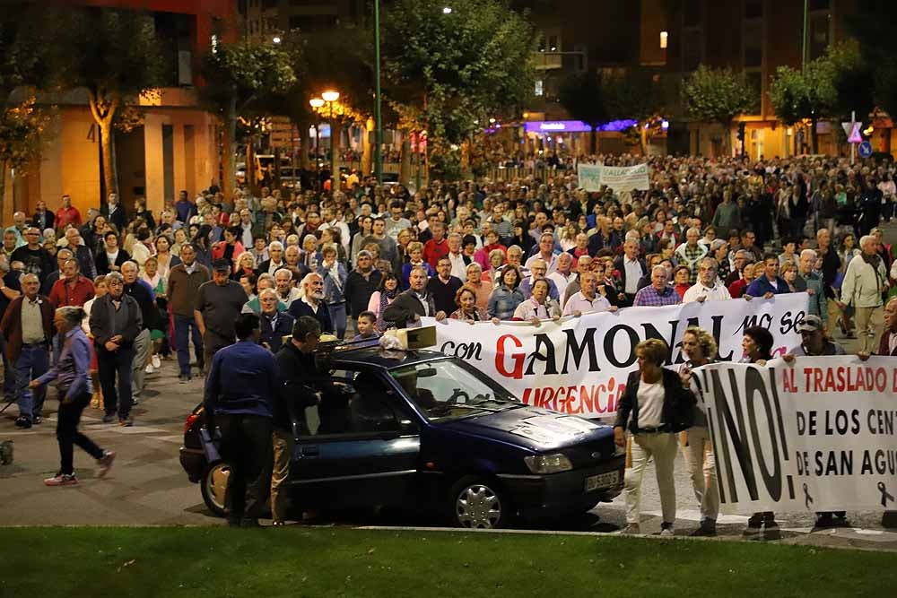 Alrededor de 2.000 burgaleses se han manifestado este martes contra la decisión de cerrar los PAC de Gamonal y San Agustín para unificarlos en el Divino Valles