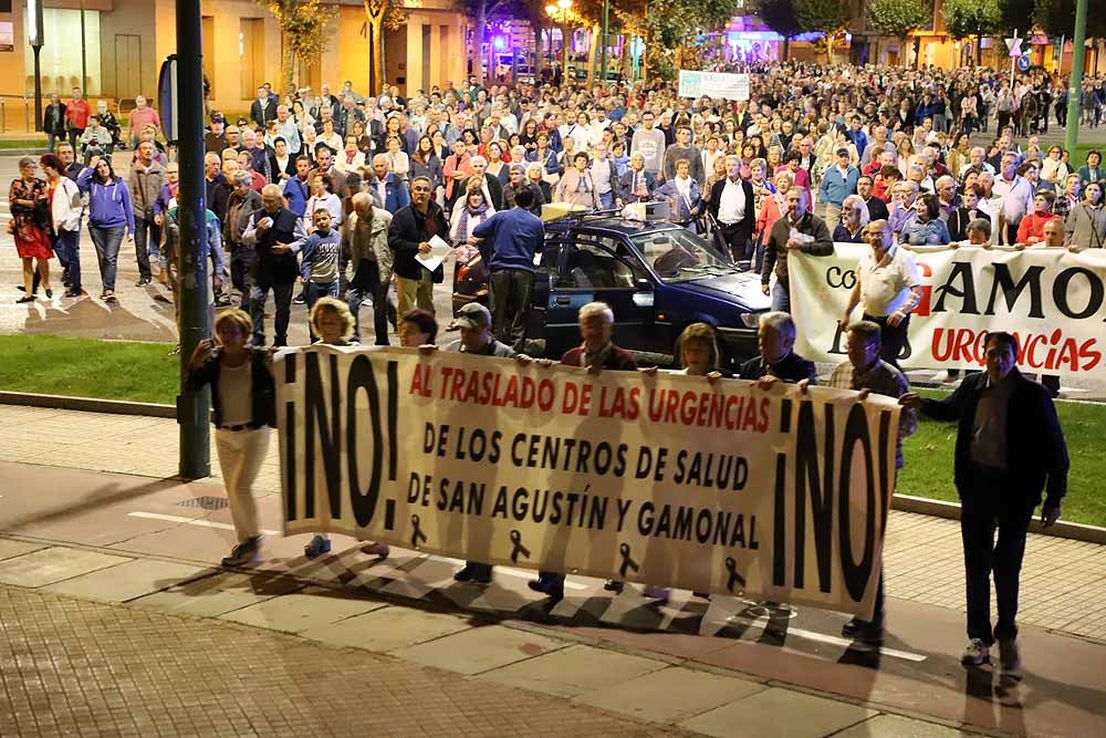 Alrededor de 2.000 burgaleses se han manifestado este martes contra la decisión de cerrar los PAC de Gamonal y San Agustín para unificarlos en el Divino Valles